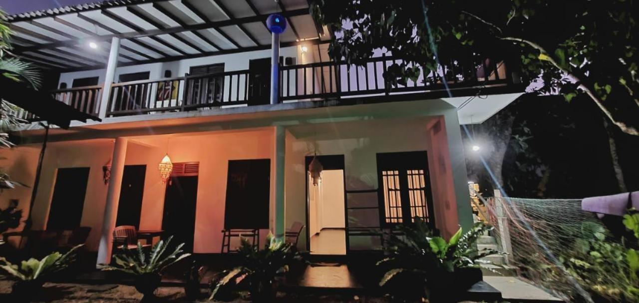 Hotel Sundance Surf Coconut Point Weligama Esterno foto
