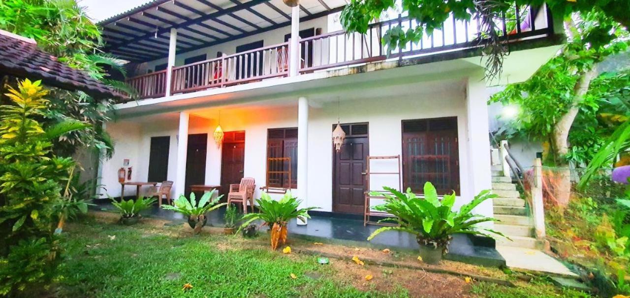 Hotel Sundance Surf Coconut Point Weligama Esterno foto