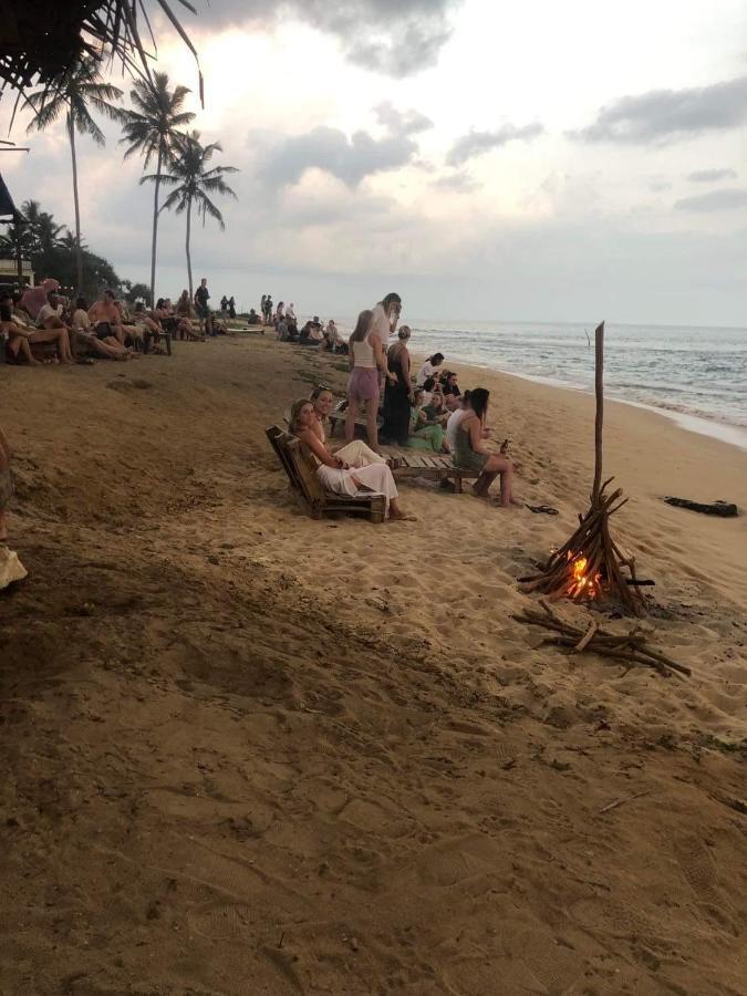 Hotel Sundance Surf Coconut Point Weligama Esterno foto