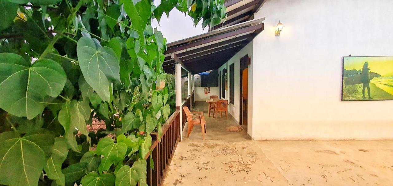 Hotel Sundance Surf Coconut Point Weligama Esterno foto
